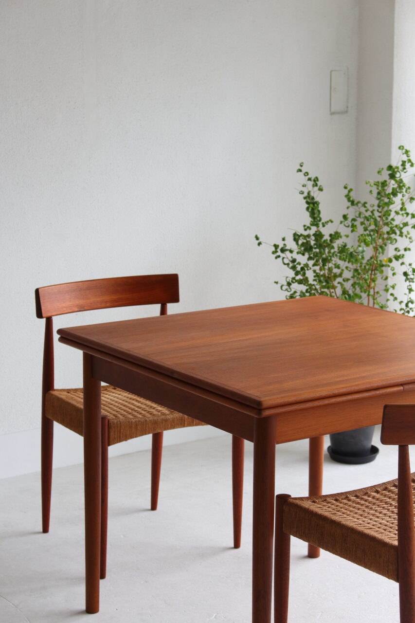 VINTAGE DANISH DINING TABLE