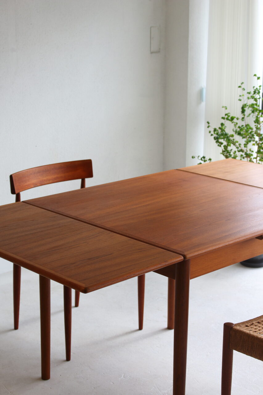 VINTAGE DANISH DINING TABLE