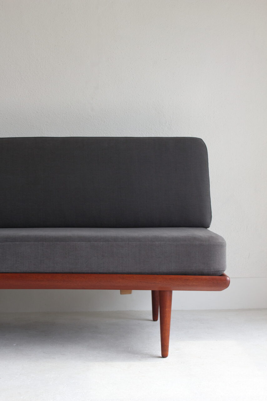 PETER HVIDT & ORLA MØLGAARD NIELSEN / DAYBED