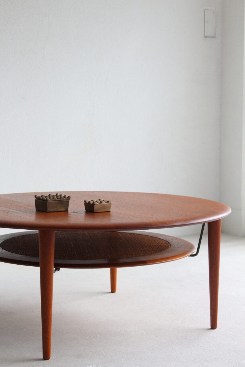 PETER HVIDT & ORLA MØLGAARD NIELSEN / ‘MINERVA’ FD515 TABLE