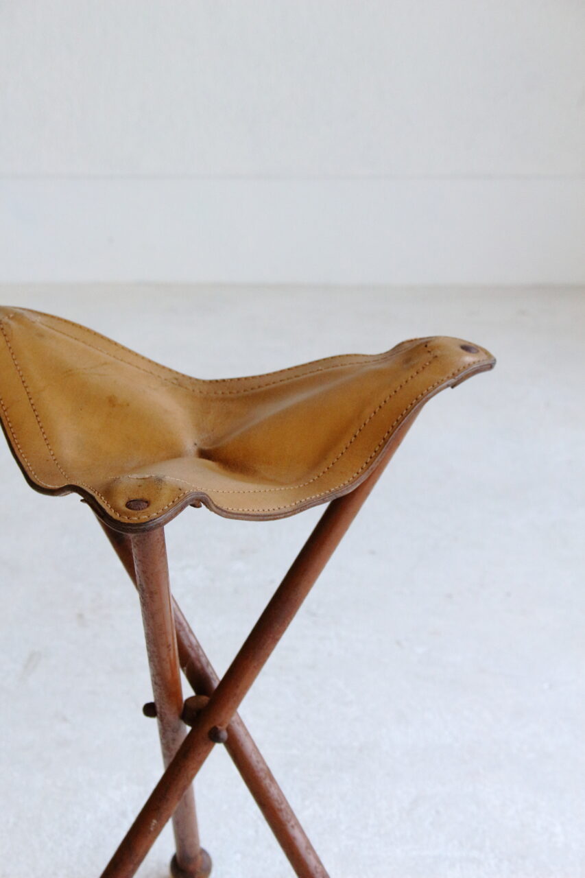 VINTAGE LEATHER HUNTING STOOL (LIGHT BROWN)