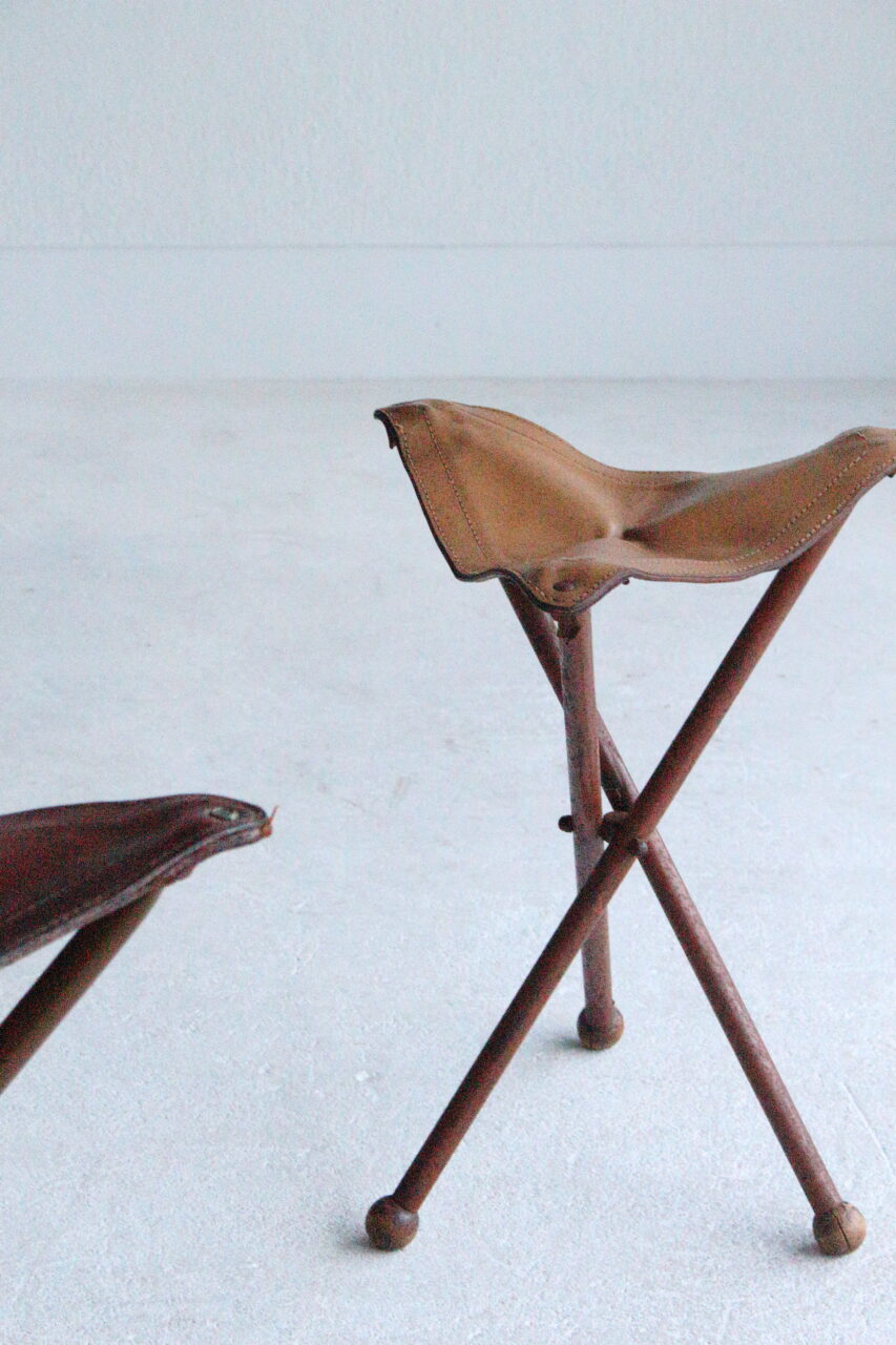 VINTAGE LEATHER HUNTING STOOL (LIGHT BROWN)