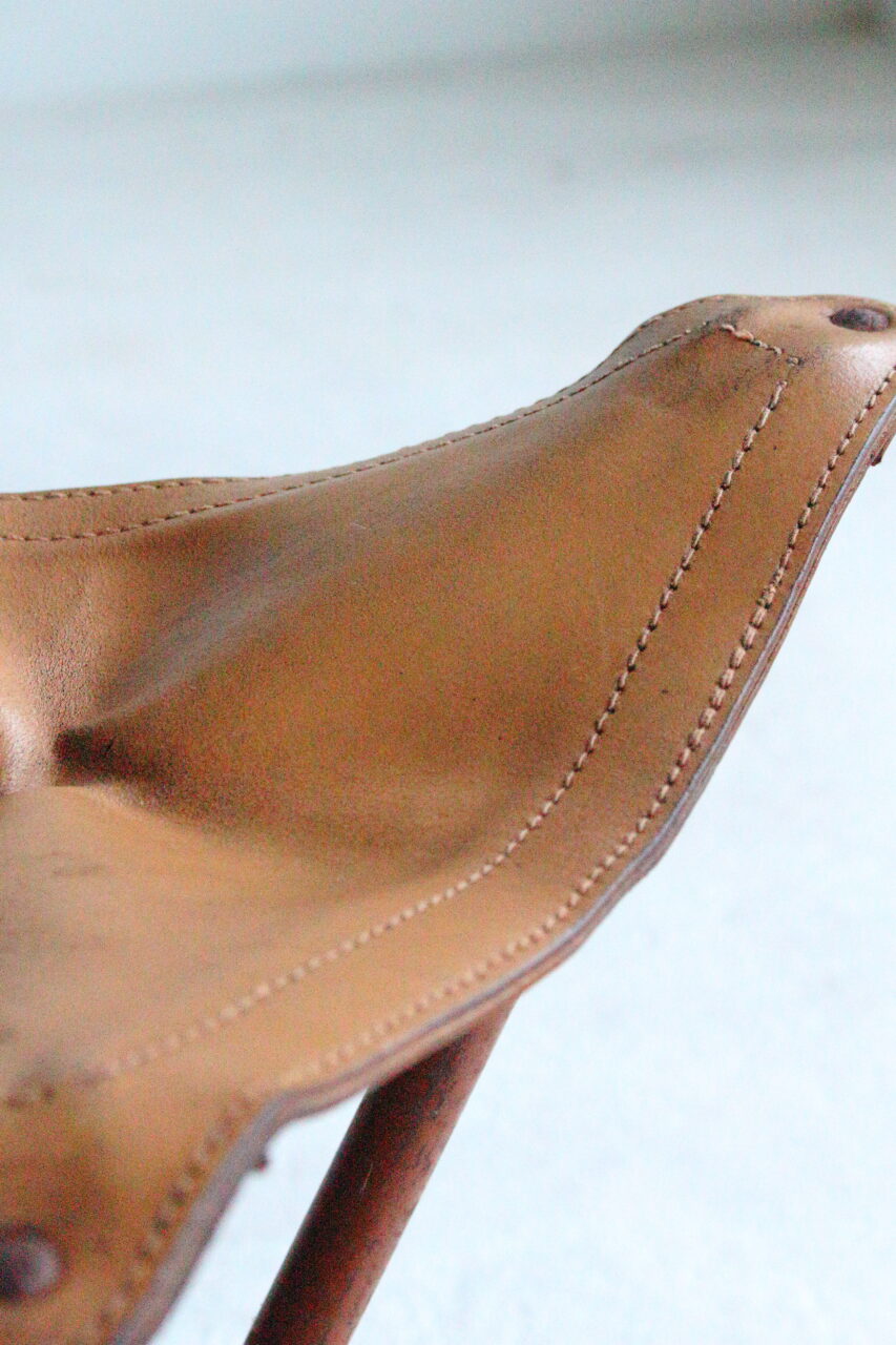 VINTAGE LEATHER HUNTING STOOL (LIGHT BROWN)