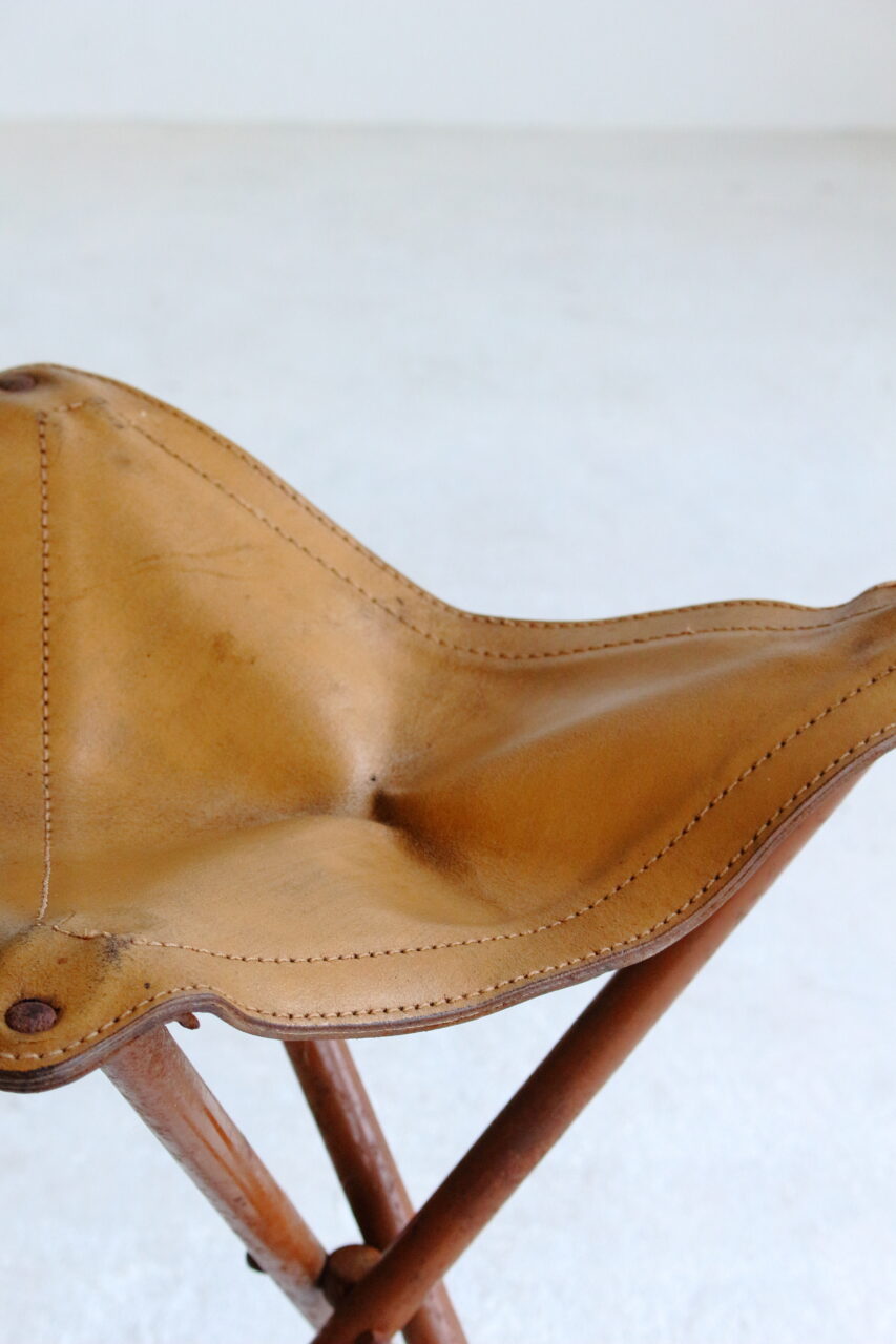 VINTAGE LEATHER HUNTING STOOL (LIGHT BROWN)