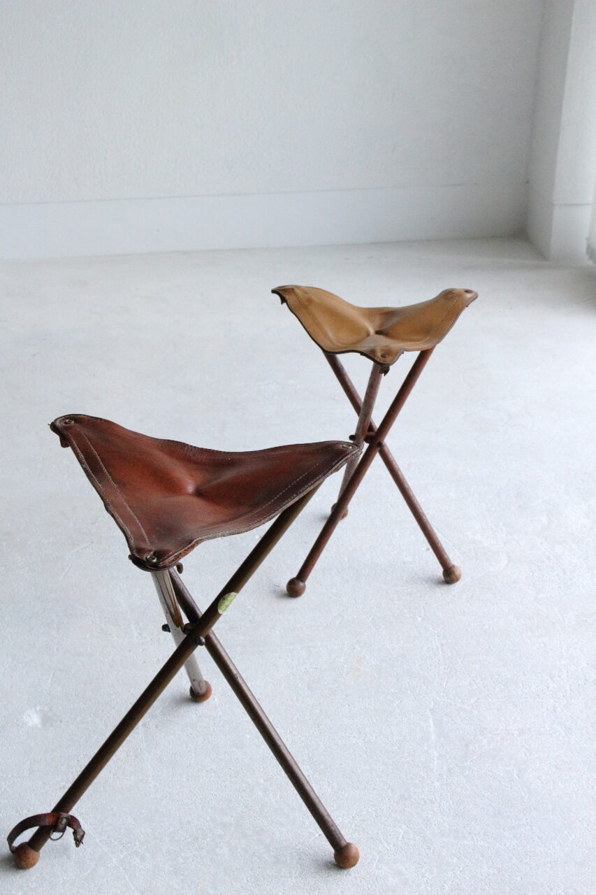 VINTAGE LEATHER HUNTING STOOL (LIGHT BROWN)