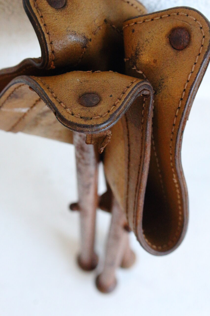VINTAGE LEATHER HUNTING STOOL (LIGHT BROWN)