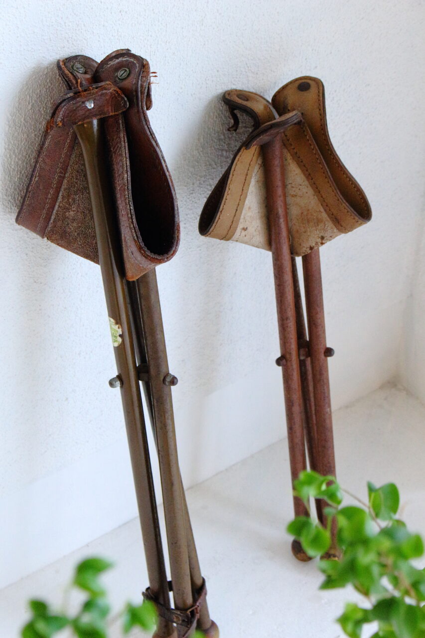 VINTAGE LEATHER HUNTING STOOL (LIGHT BROWN)