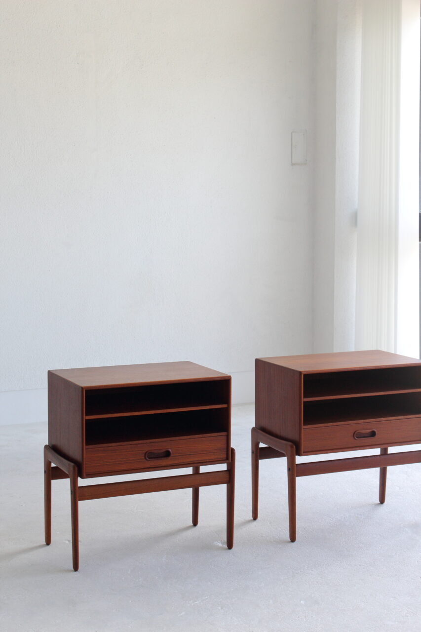 ARNE VODDER / BEDSIDE TABLE