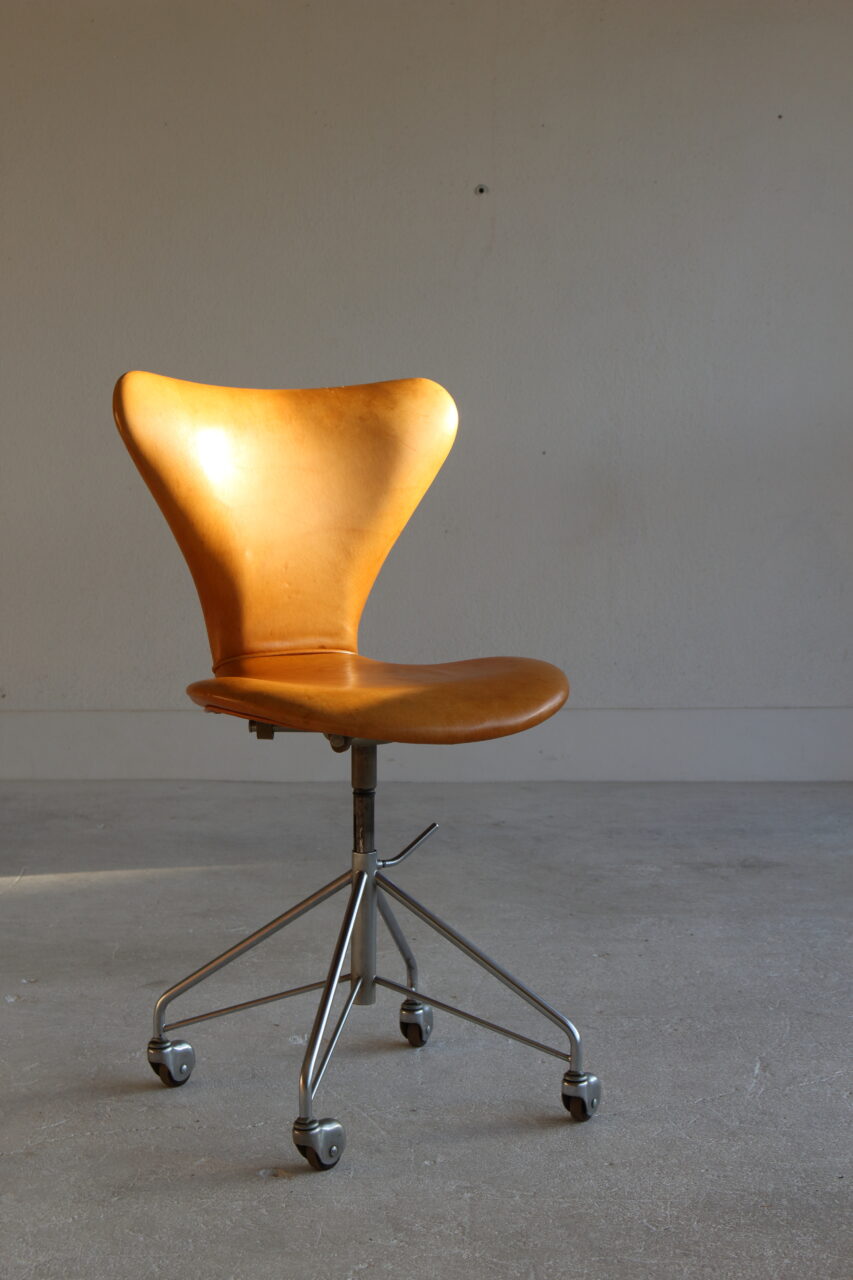 ARNE JACOBSEN / ‘MODEL 3117’ CHAIR