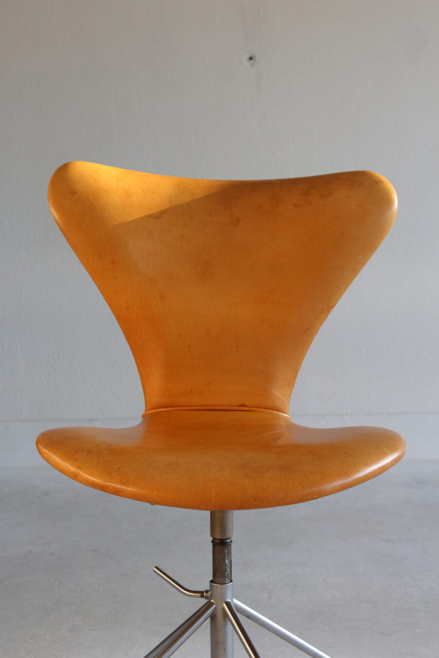 ARNE JACOBSEN / ‘MODEL 3117’ CHAIR