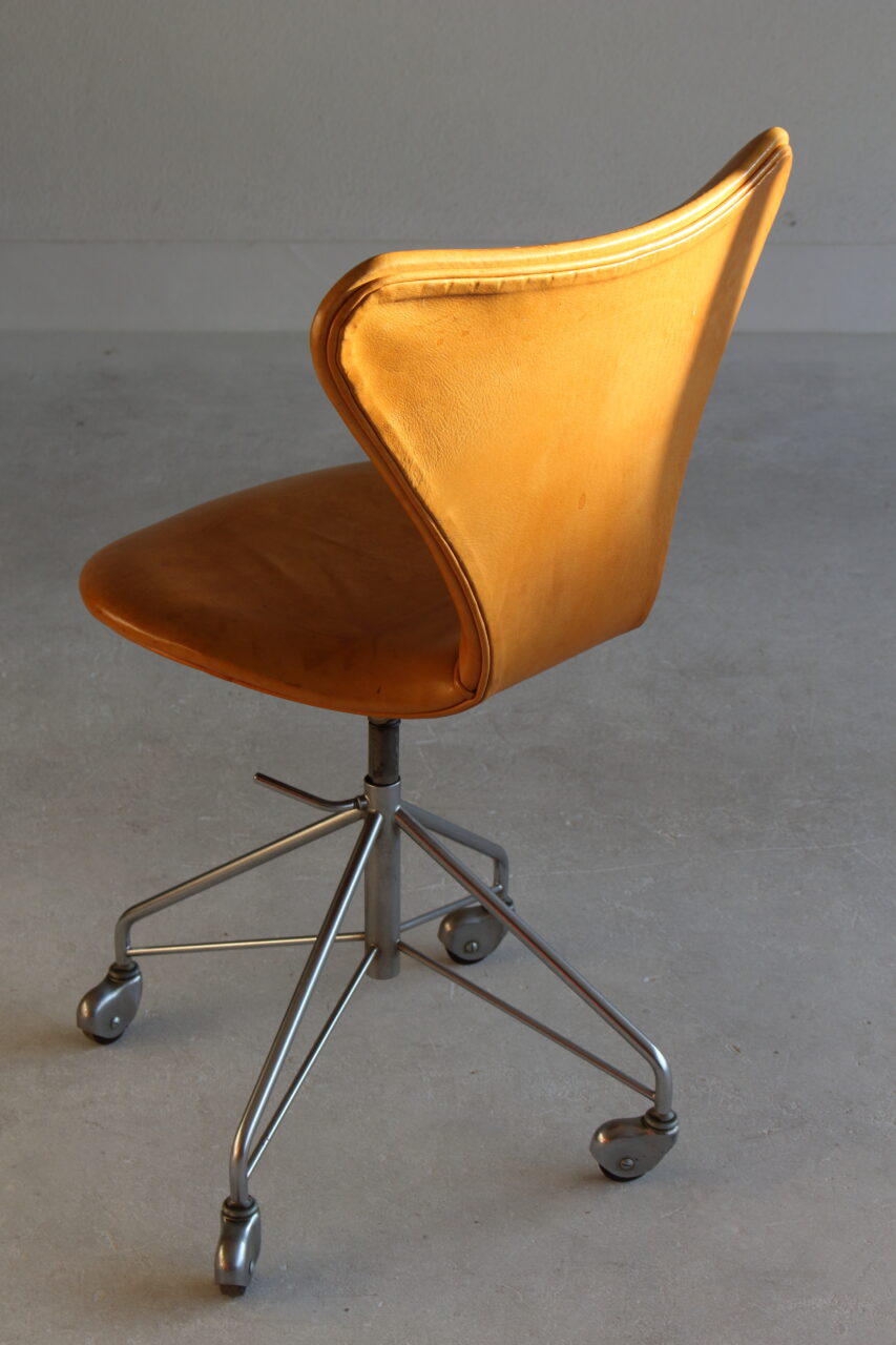 ARNE JACOBSEN / ‘MODEL 3117’ CHAIR
