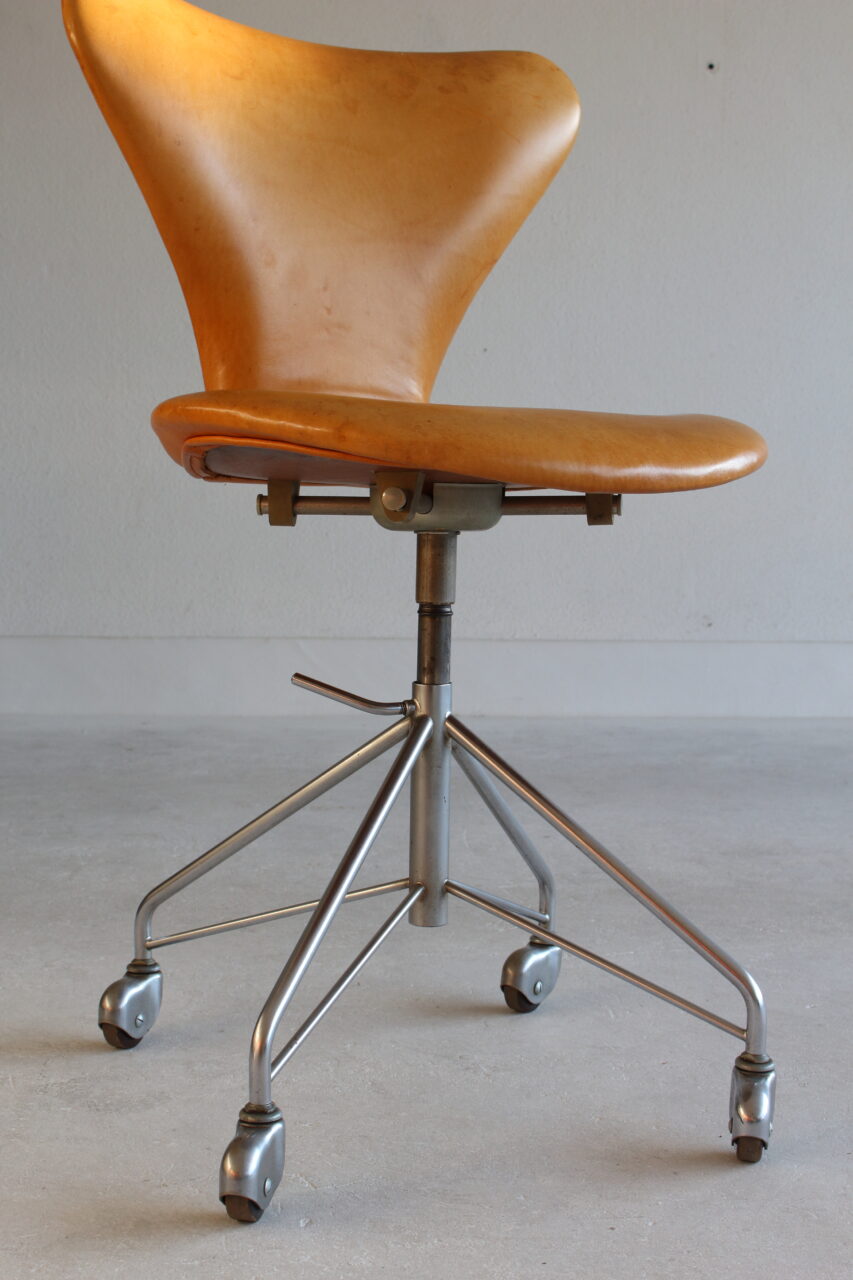 ARNE JACOBSEN / ‘MODEL 3117’ CHAIR