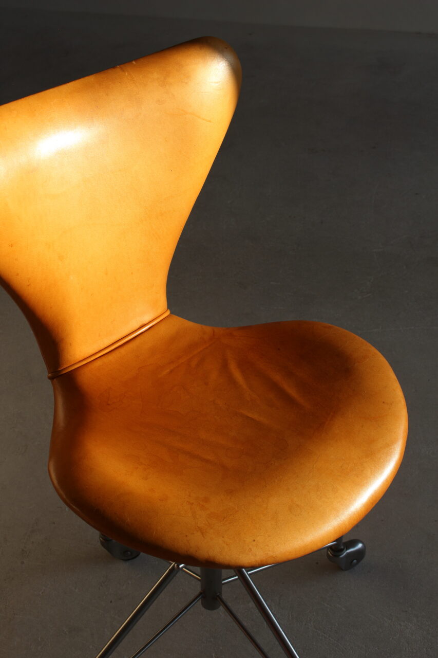 ARNE JACOBSEN / ‘MODEL 3117’ CHAIR
