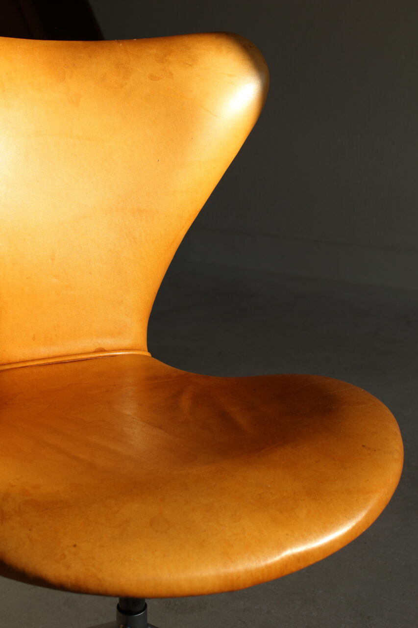 ARNE JACOBSEN / ‘MODEL 3117’ CHAIR