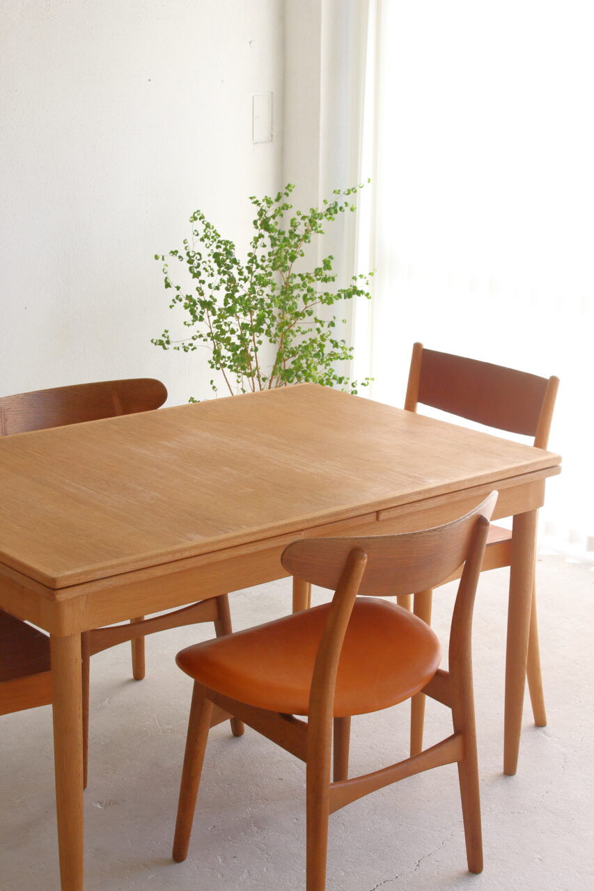 NIELS O.MOLLER / DINING TABLE IN OAK