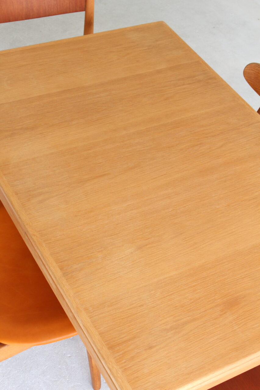 NIELS O.MOLLER / DINING TABLE IN OAK