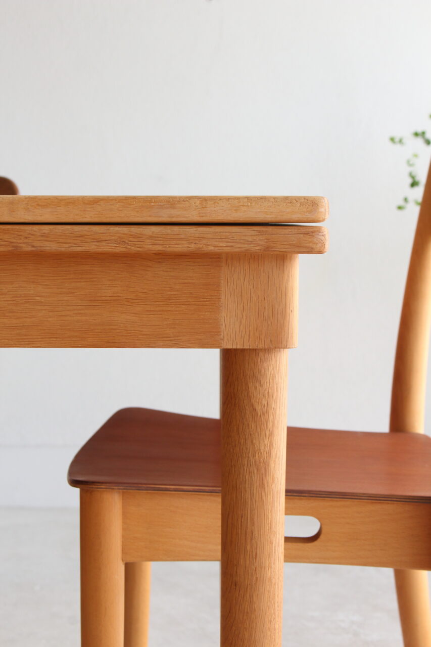 NIELS O.MOLLER / DINING TABLE IN OAK