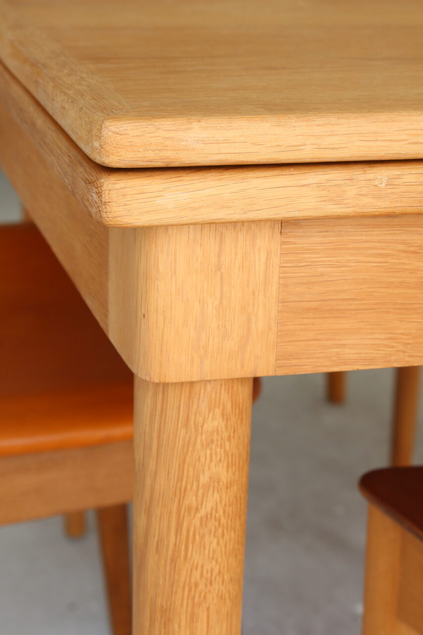 NIELS O.MOLLER / DINING TABLE IN OAK