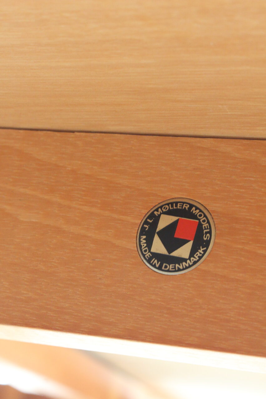 NIELS O.MOLLER / DINING TABLE IN OAK