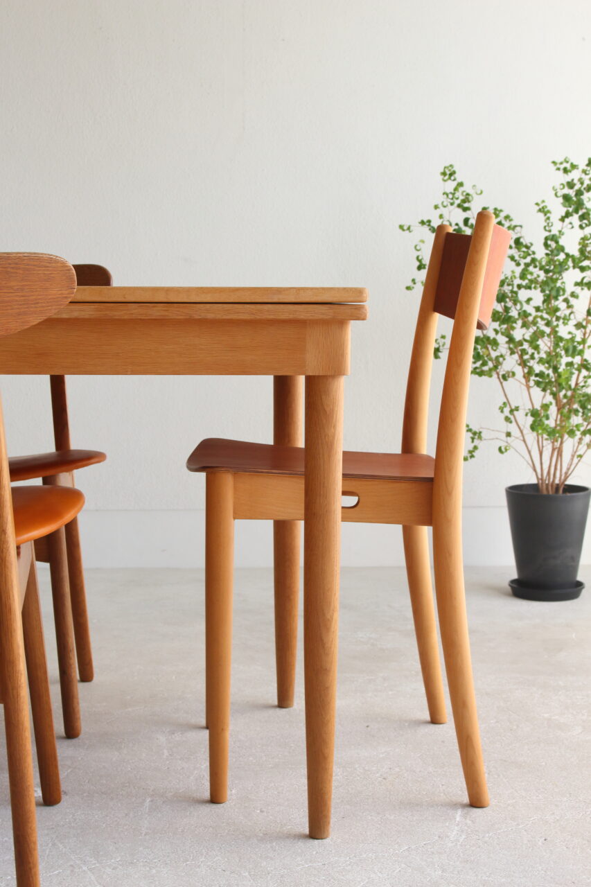 NIELS O.MOLLER / DINING TABLE IN OAK