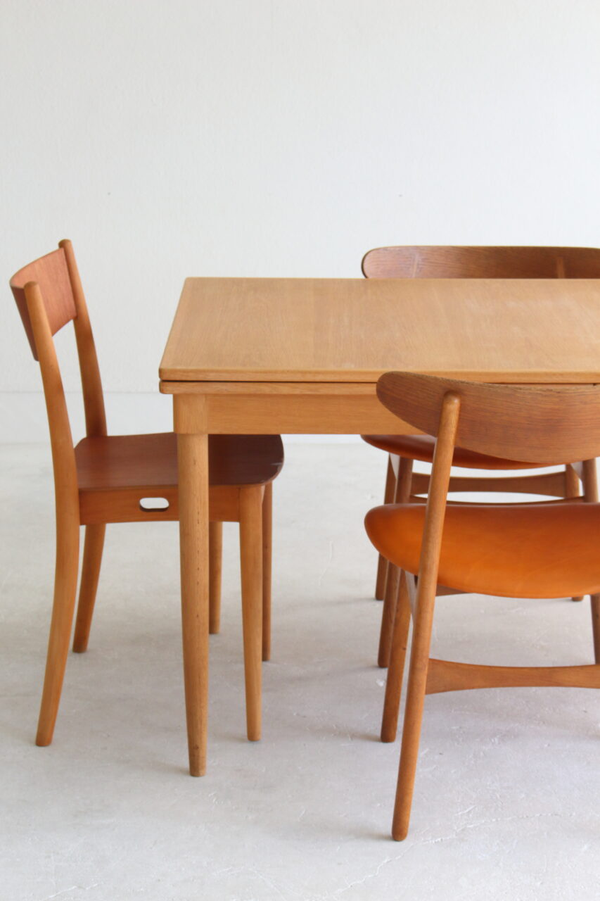 NIELS O.MOLLER / DINING TABLE IN OAK