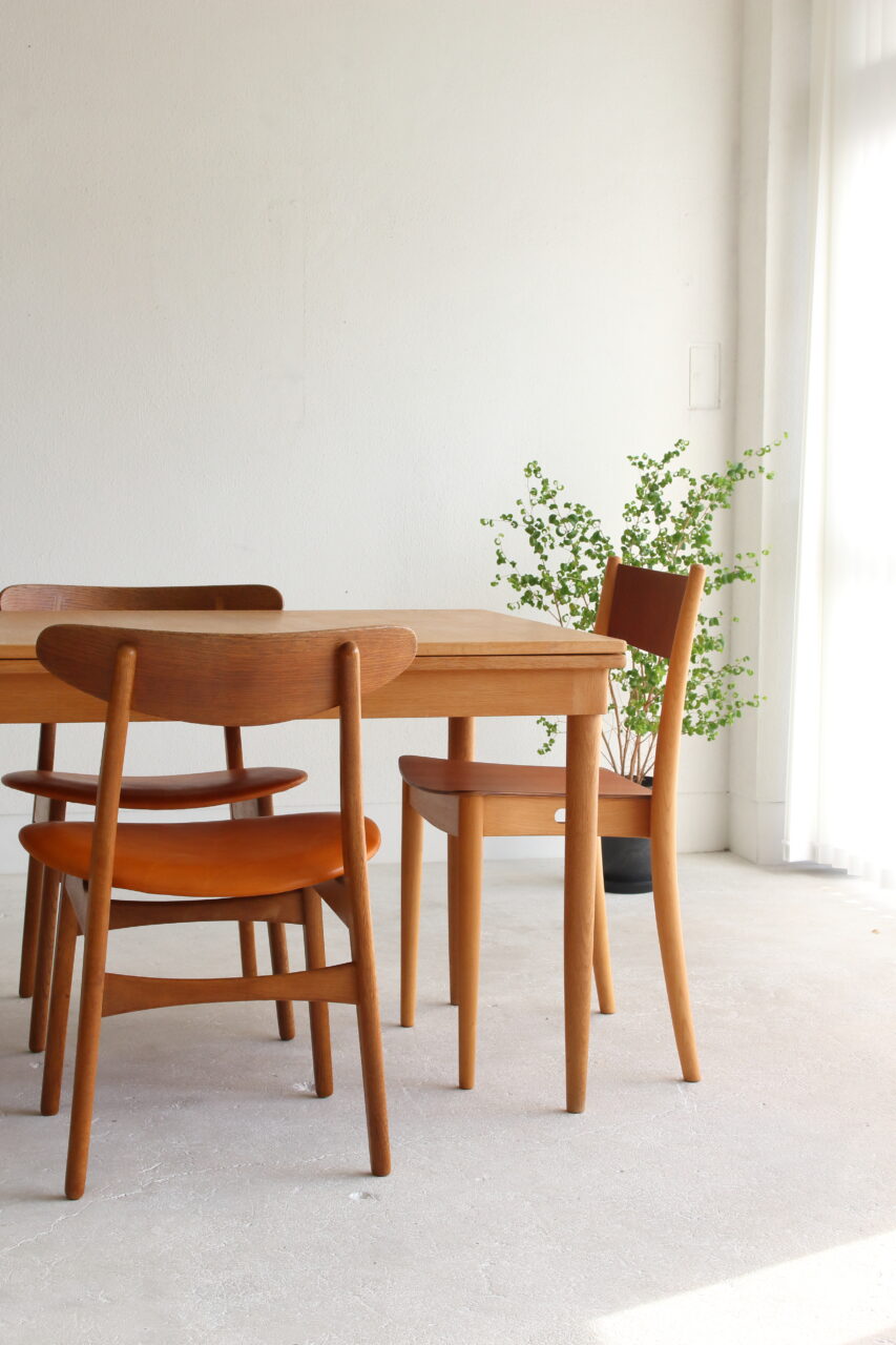 NIELS O.MOLLER / DINING TABLE IN OAK