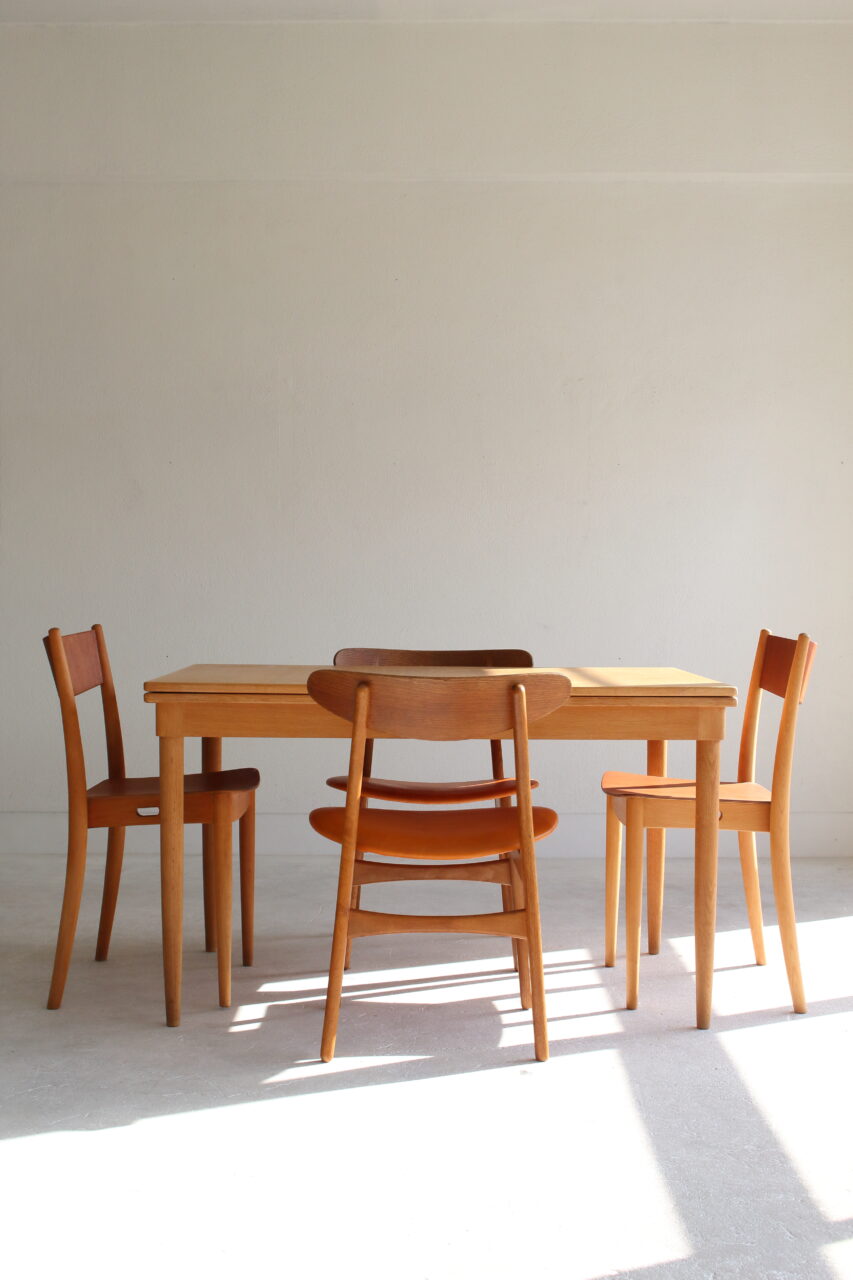 NIELS O.MOLLER / DINING TABLE IN OAK