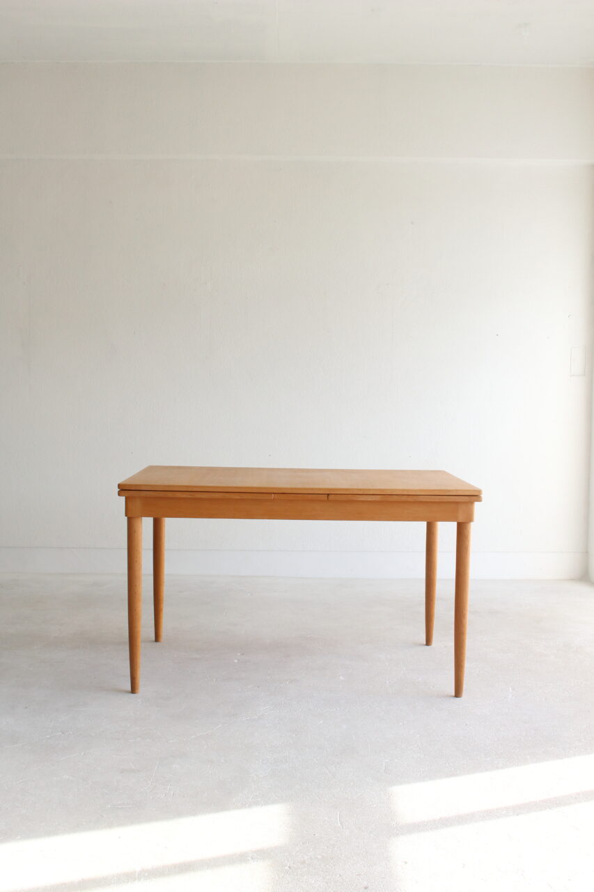 NIELS O.MOLLER / DINING TABLE IN OAK