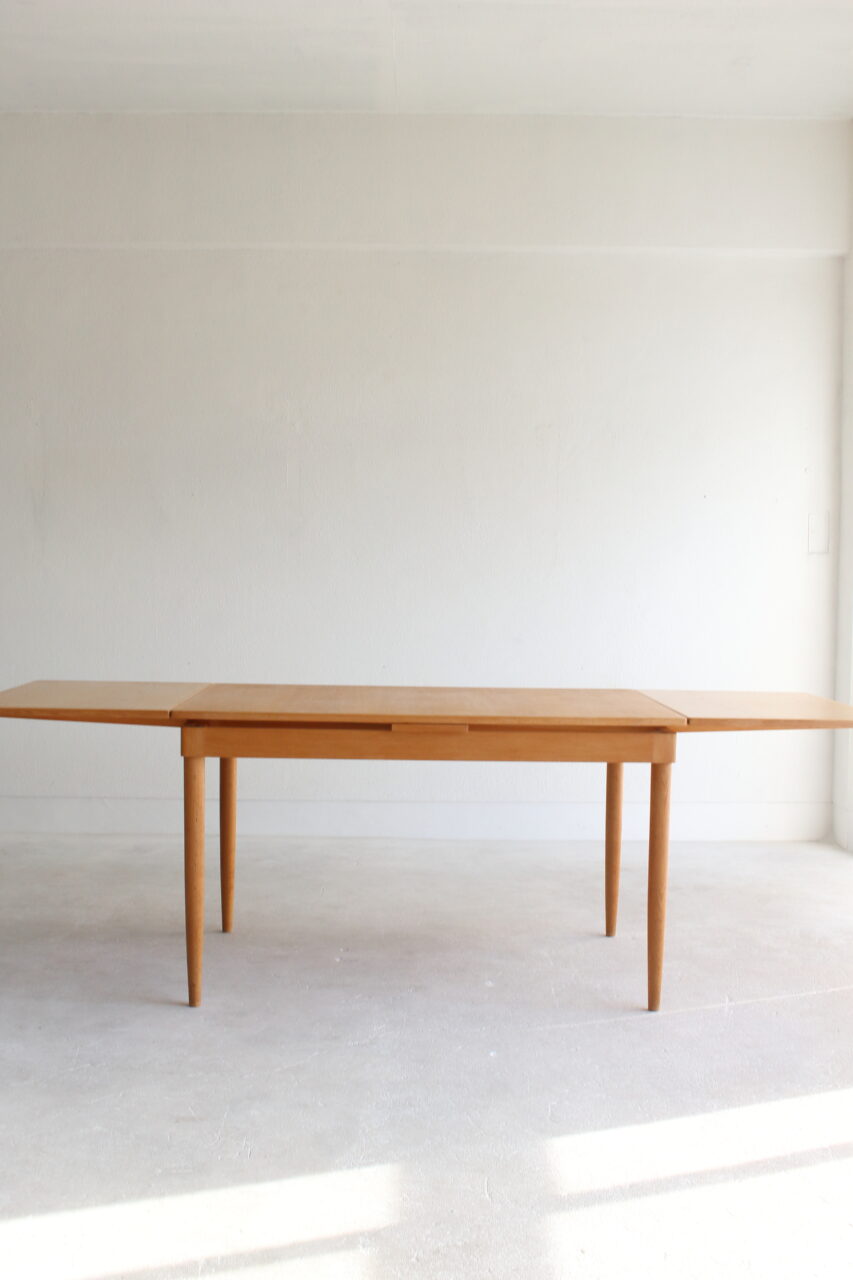NIELS O.MOLLER / DINING TABLE IN OAK