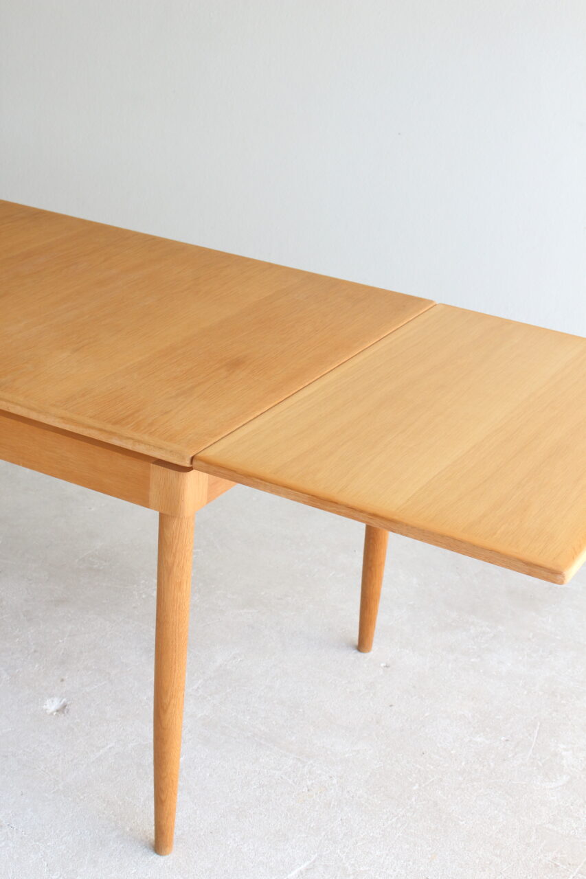 NIELS O.MOLLER / DINING TABLE IN OAK
