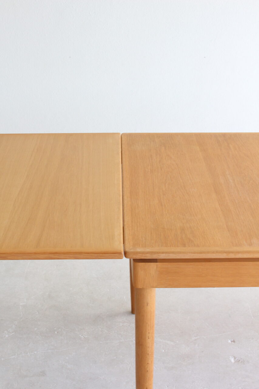 NIELS O.MOLLER / DINING TABLE IN OAK