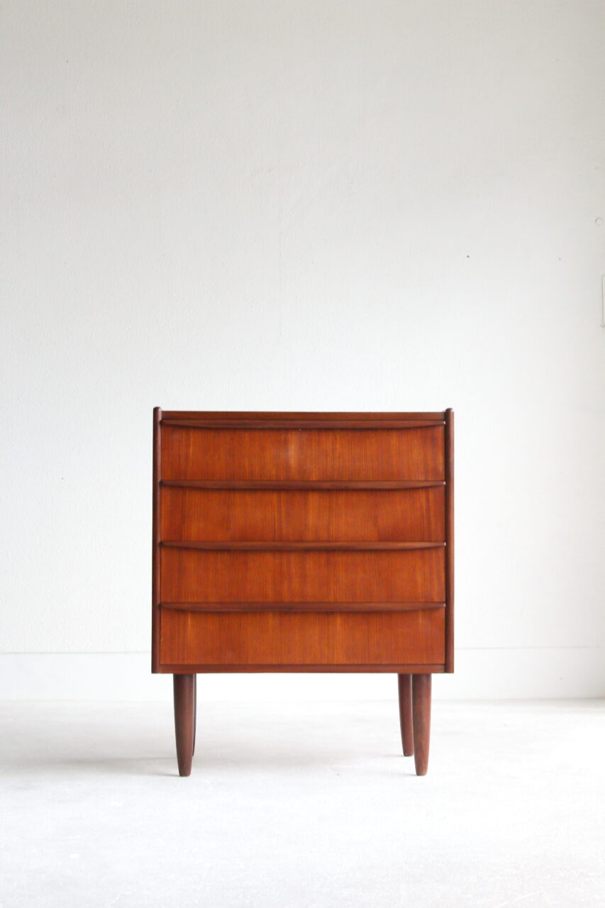 VINTAGE CHEST OF DRAWERS