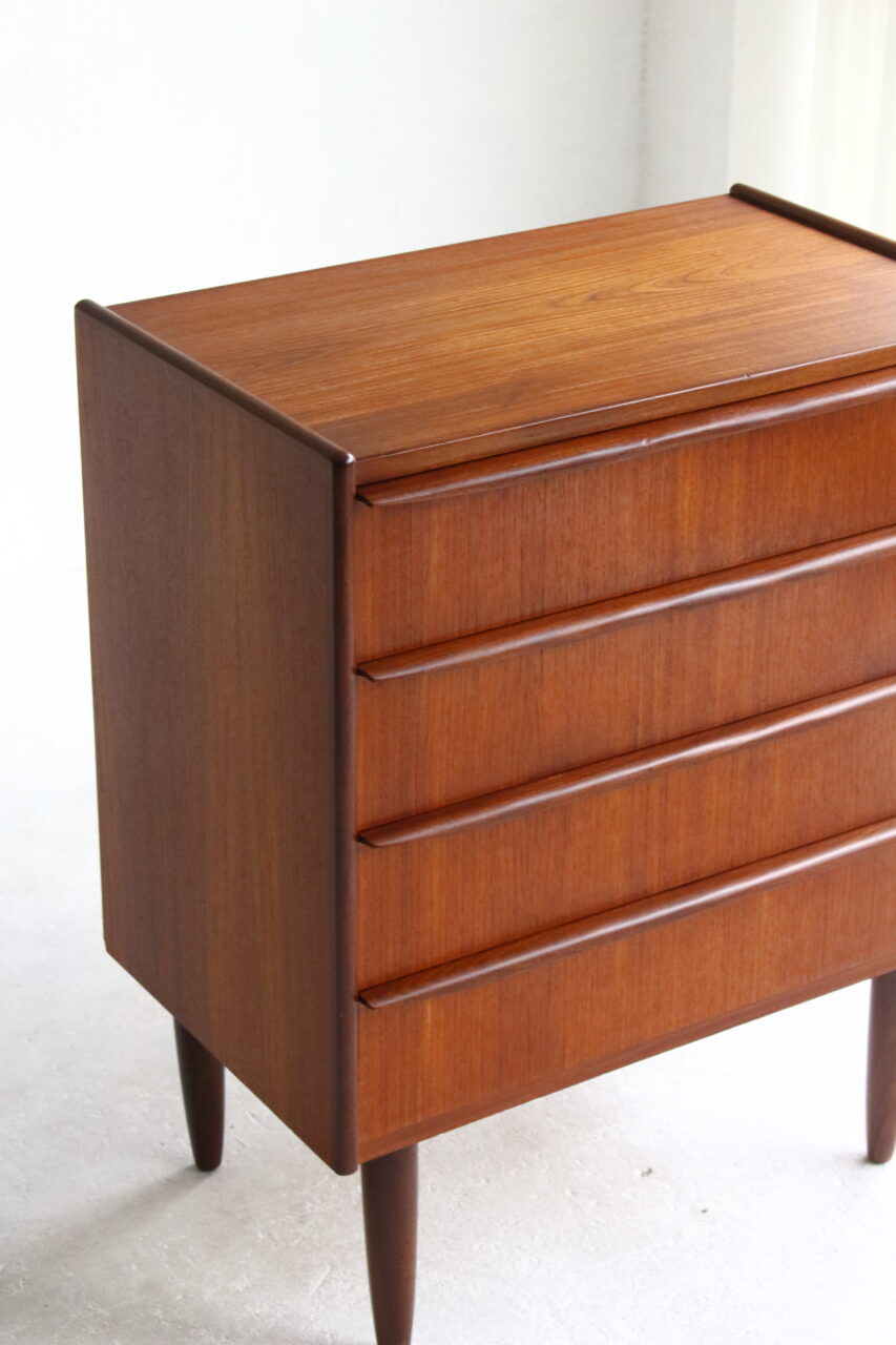 VINTAGE CHEST OF DRAWERS