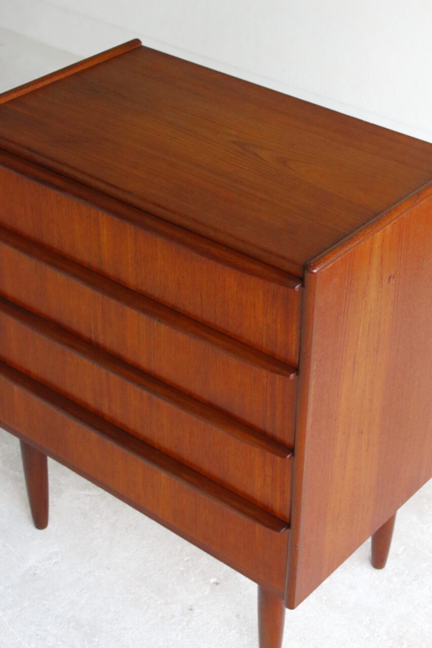 VINTAGE CHEST OF DRAWERS