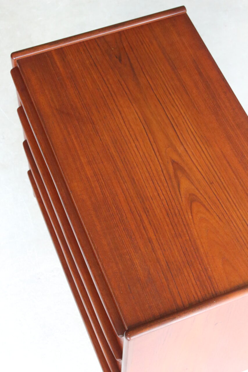 VINTAGE CHEST OF DRAWERS