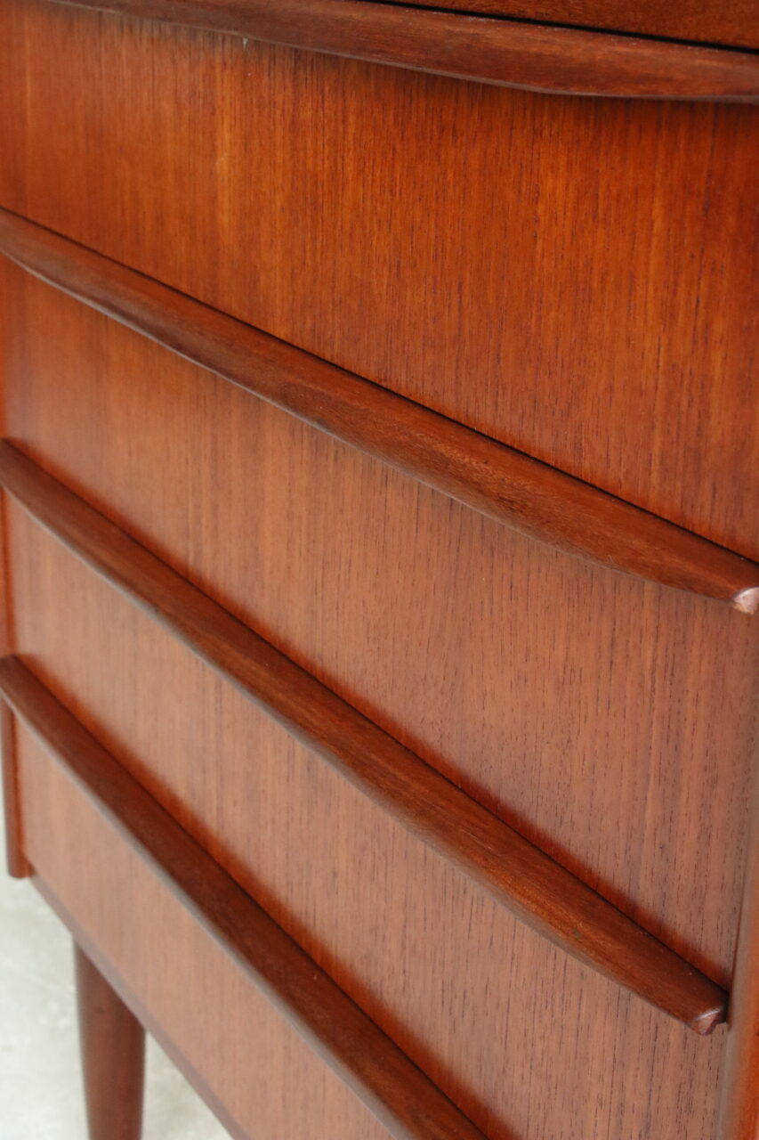 VINTAGE CHEST OF DRAWERS