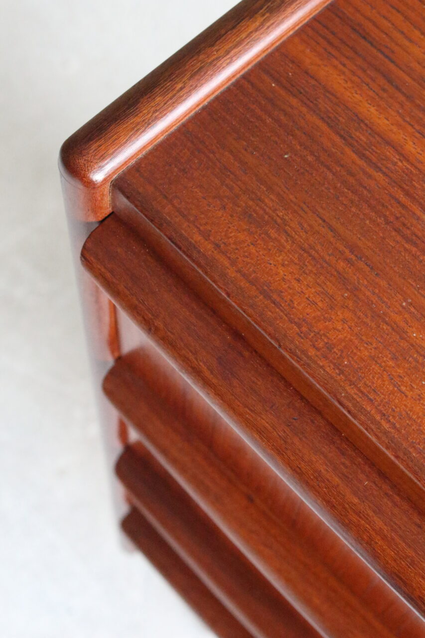 VINTAGE CHEST OF DRAWERS