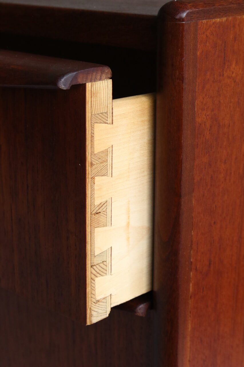 VINTAGE CHEST OF DRAWERS