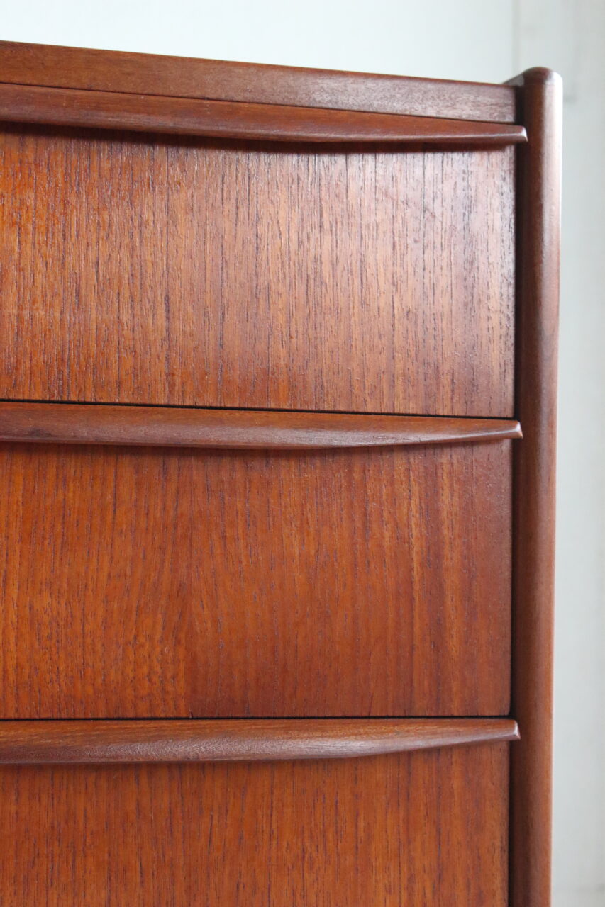 VINTAGE CHEST OF DRAWERS