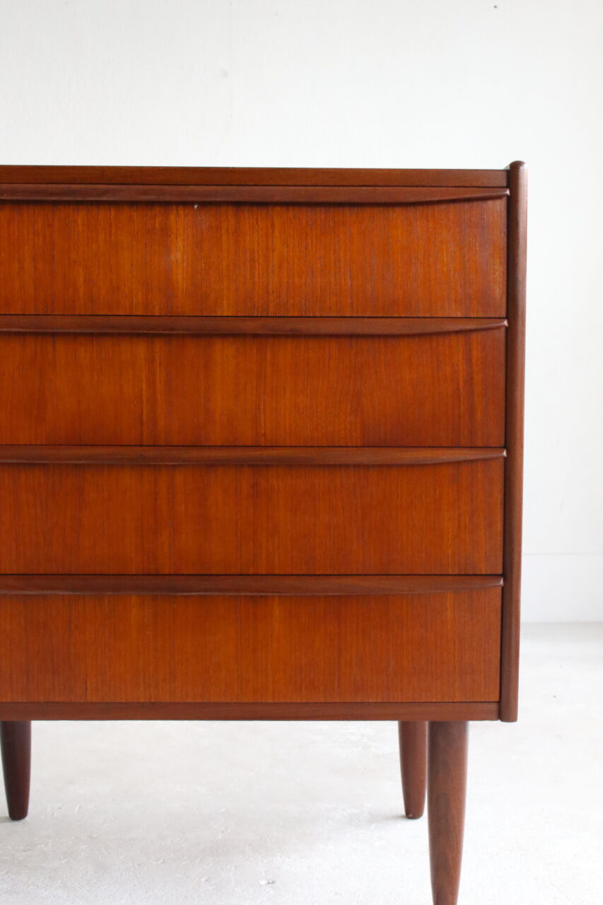 VINTAGE CHEST OF DRAWERS