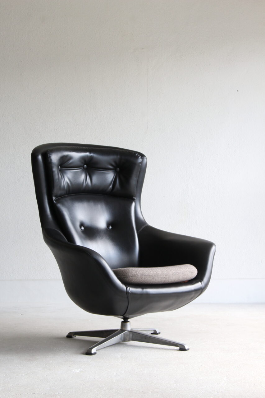 VINTAGE LOUNGE CHAIR