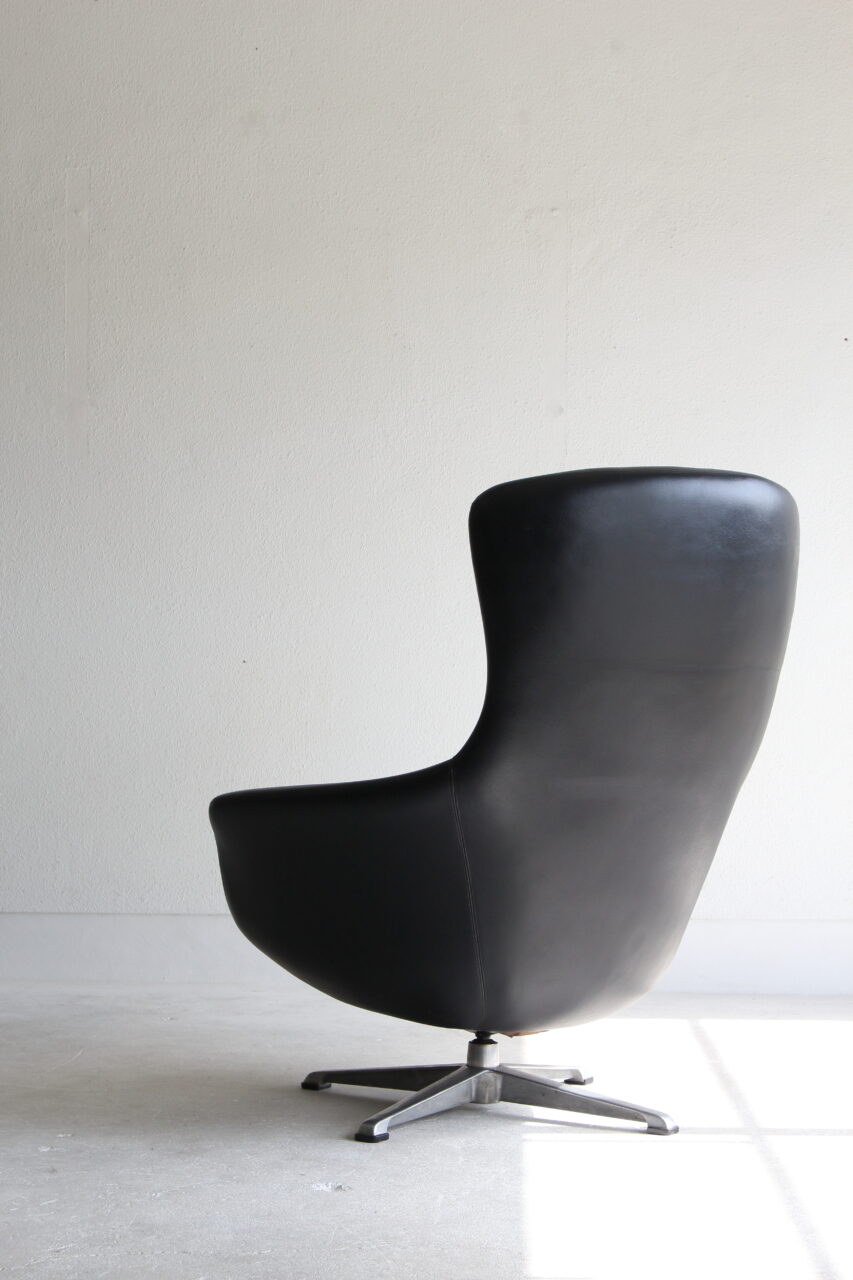VINTAGE LOUNGE CHAIR