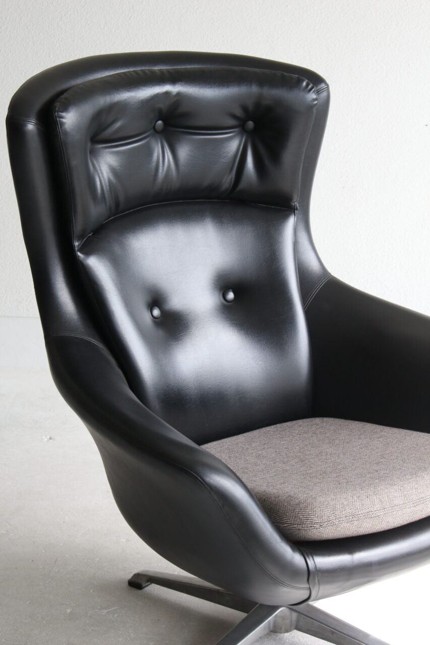 VINTAGE LOUNGE CHAIR