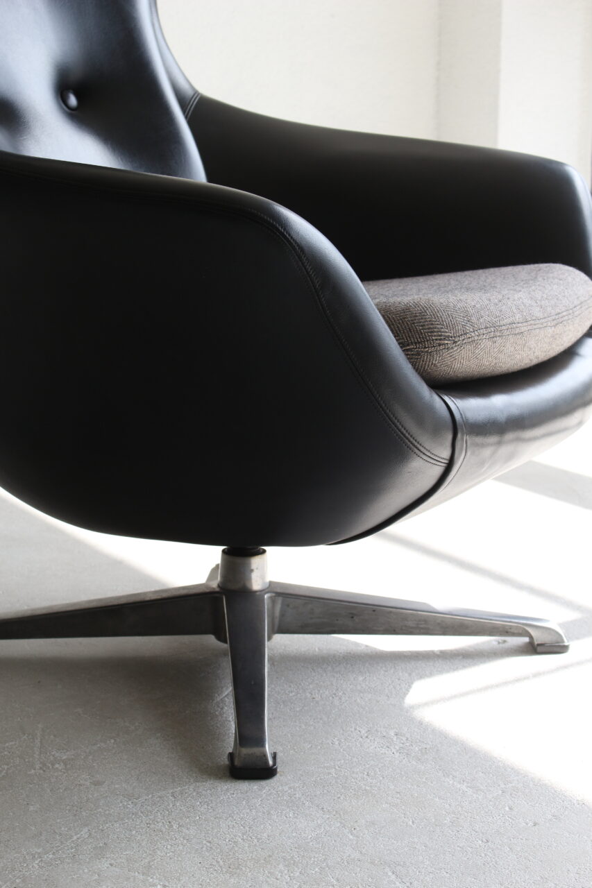 VINTAGE LOUNGE CHAIR