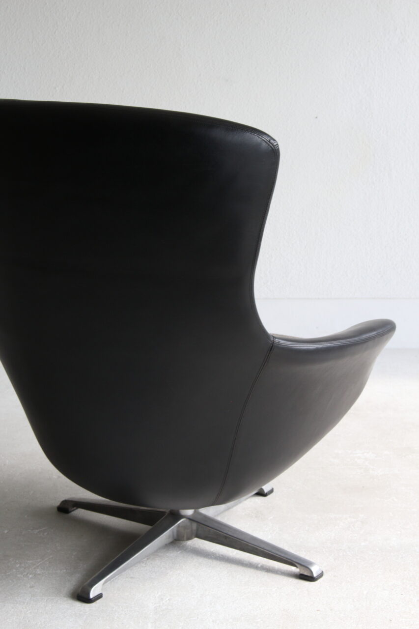 VINTAGE LOUNGE CHAIR