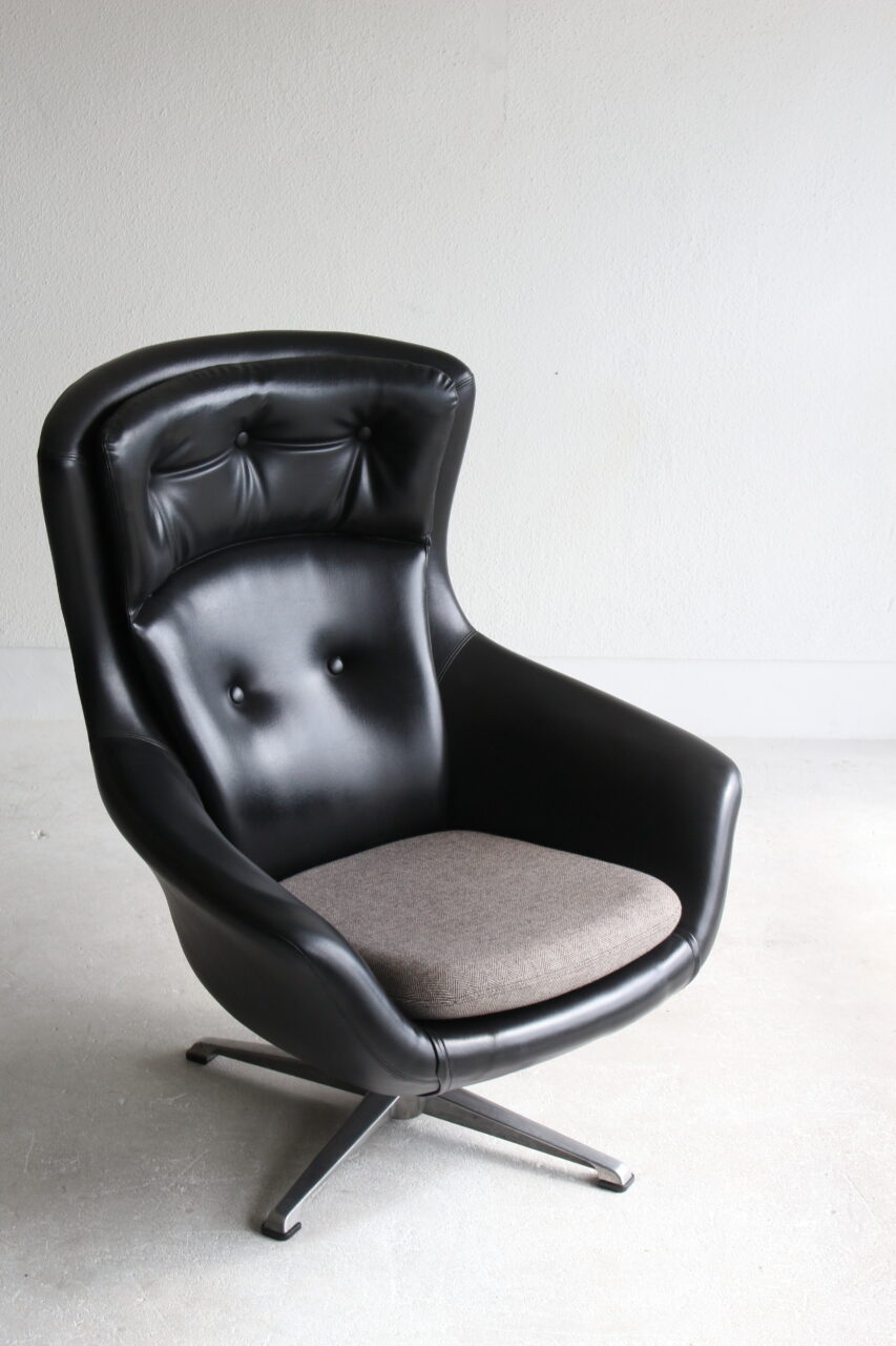 VINTAGE LOUNGE CHAIR