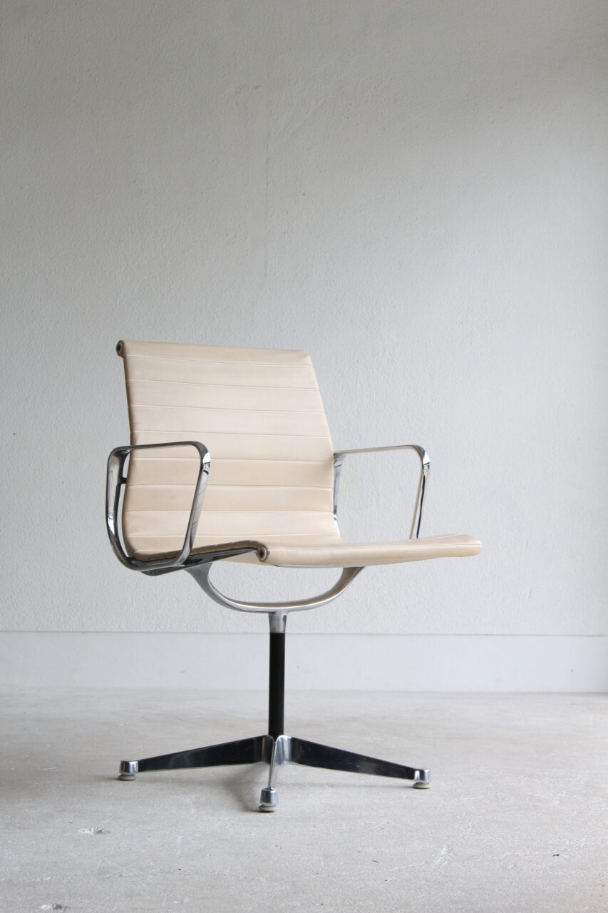 CHARLES EAMES / 1st Gen.ALUMINIUM CHAIR IN NAUGAHYDE