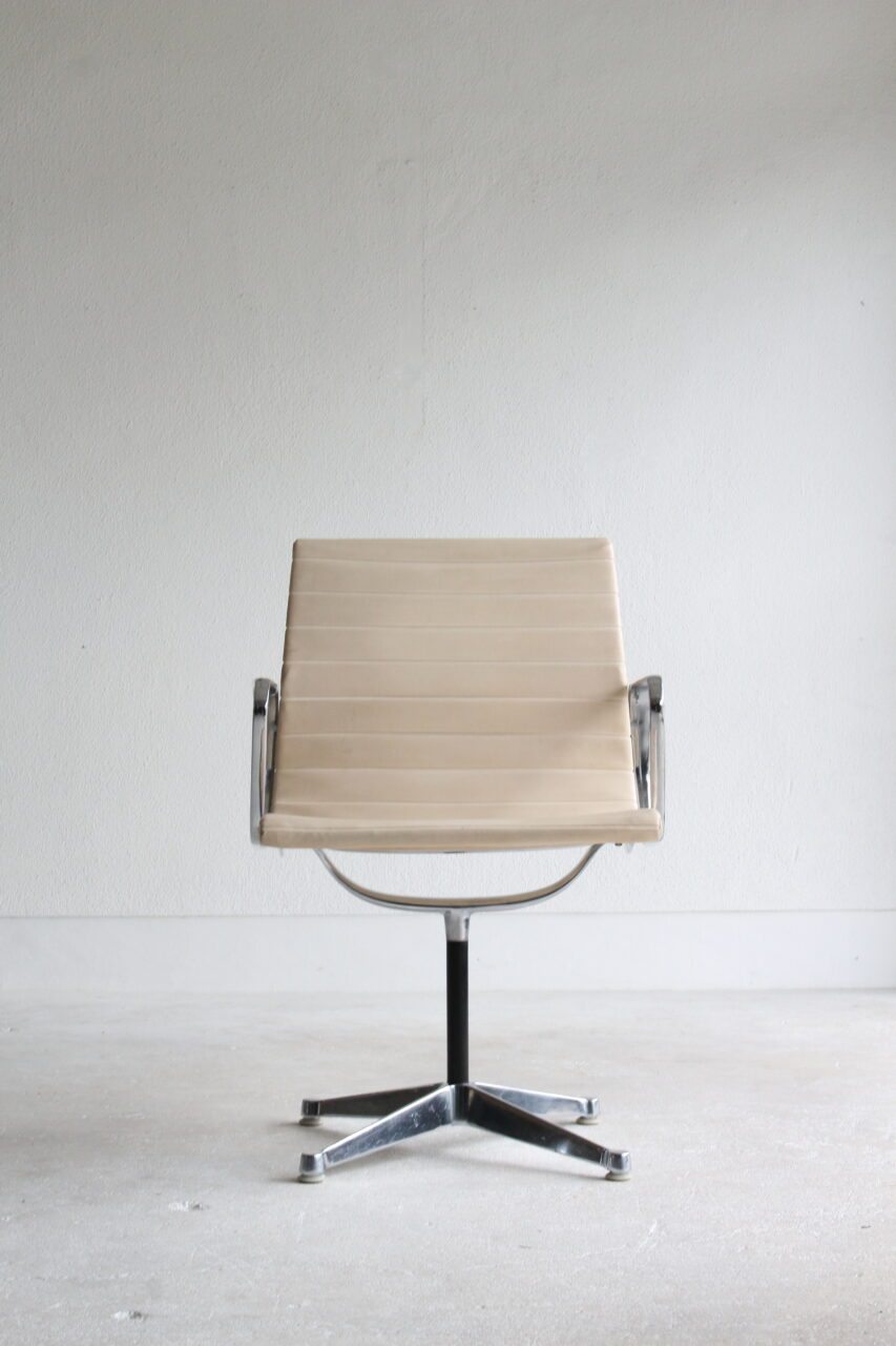 CHARLES EAMES / 1st Gen.ALUMINIUM CHAIR IN NAUGAHYDE