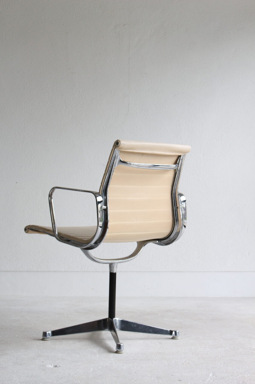 CHARLES EAMES / 1st Gen.ALUMINIUM CHAIR IN NAUGAHYDE