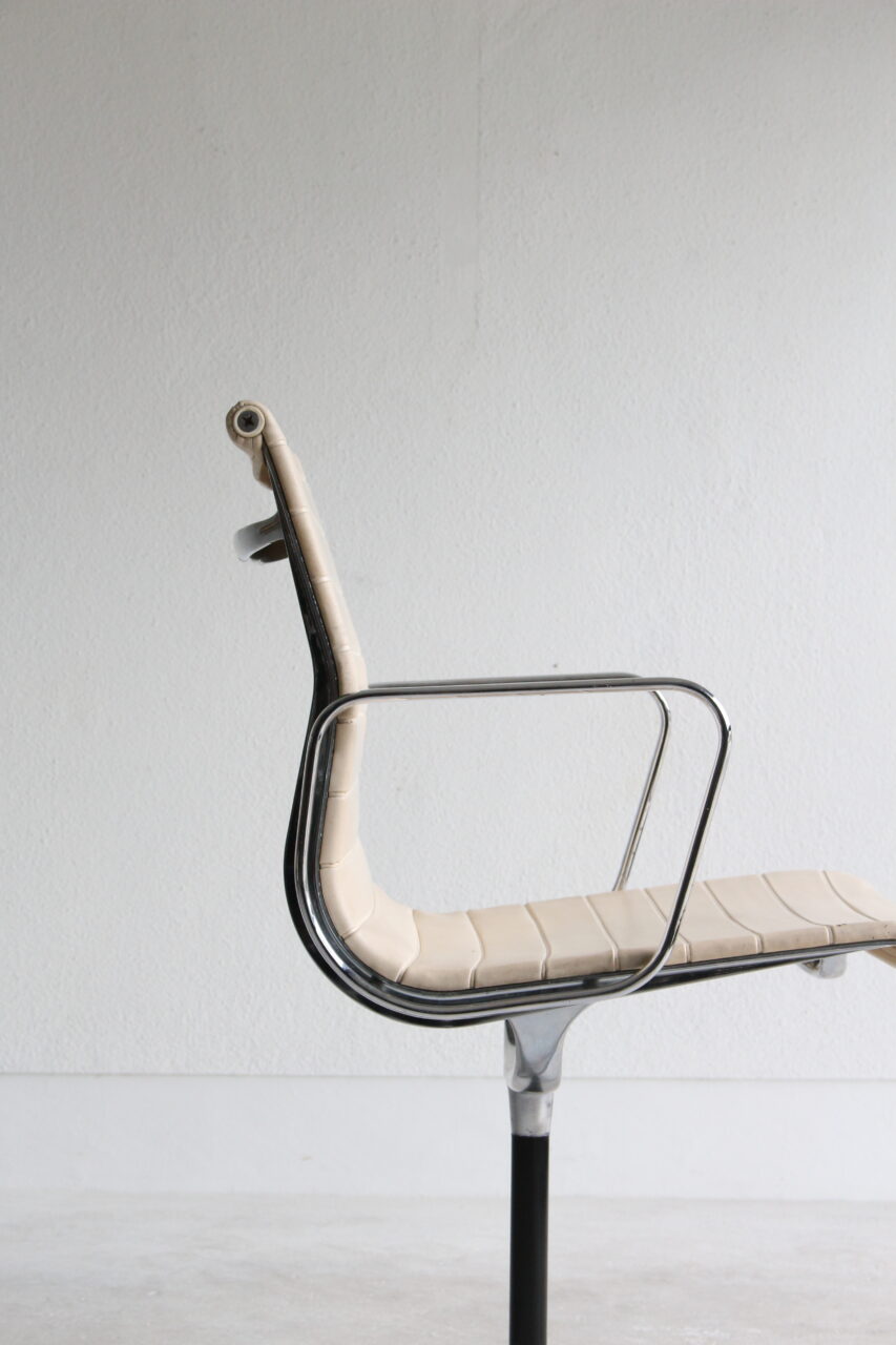 CHARLES EAMES / 1st Gen.ALUMINIUM CHAIR IN NAUGAHYDE